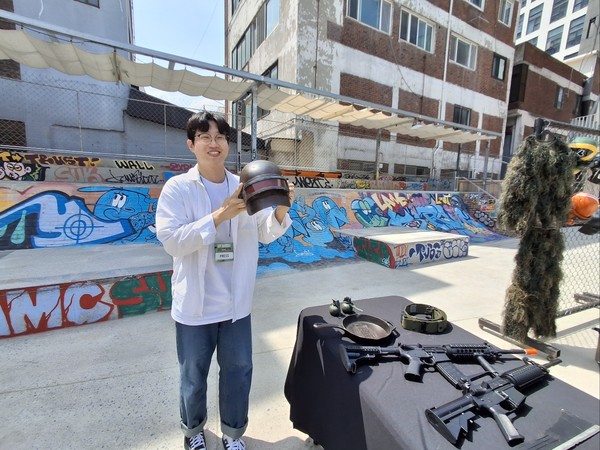 ▲기자가 소품을 들고 사진을 찍어봤다