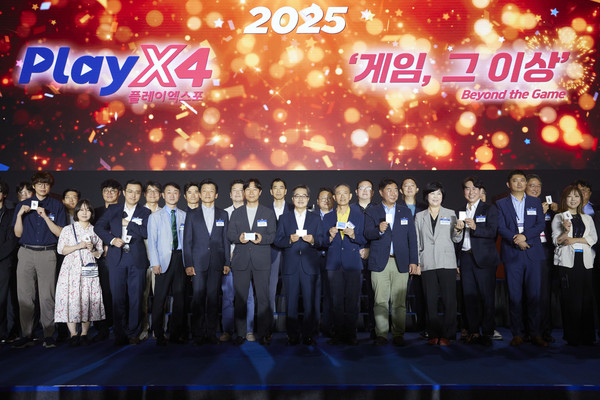 ▲21일 오전 킨텍스 1전시장에서 열린 2025 플레이엑스포에서 김동연 경기도지사(가운데)와 참가자 전원이 기념촬영을 하고 있다.