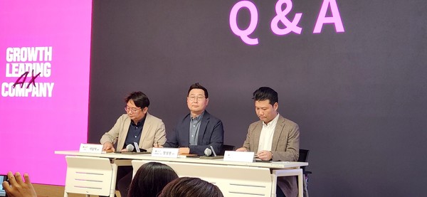 ▲27일 서울 용산구 LG유플러스 사옥에서 열린 AI 상담 어드바이저 기술설명회에서 서남희 CV담당(왼쪽부터), 정성권 상무, 이진희 CTO부문 담당이 질문에 답하고 있다