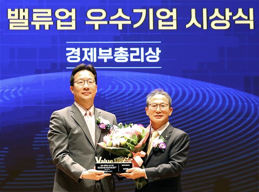 ▲ 지난 27일 한국거래소에서 열린 밸류업 우수기업 시상식에서 양종희 KB금융그룹 회장(오른쪽)과 윤인대 기획재정부 차관보(왼쪽)가 기념 촬영을 하고 있다.