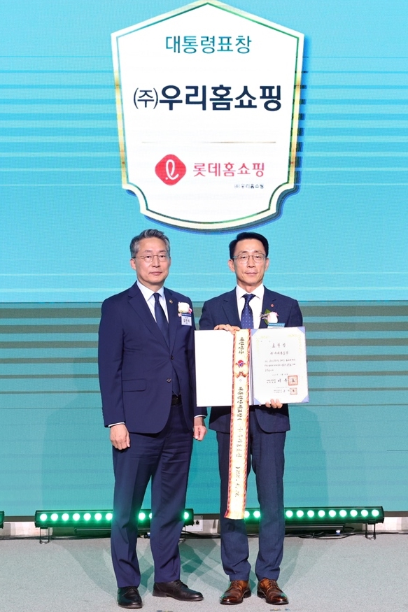 김민석 고용노동부 차관(왼쪽), 김재겸 롯데홈쇼핑 대표