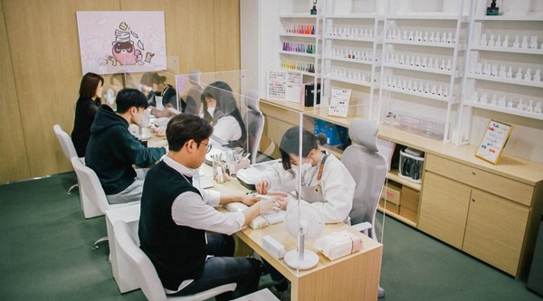 ▲엔씨 네일 케어룸에 소속된 장애인 근로자 4명이 배치돼있다