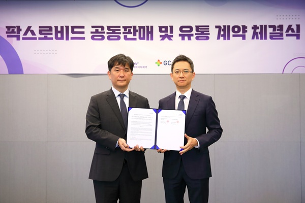 ▲오동욱 한국화이자제약 대표(왼쪽), 허은철 GC녹십자 대표