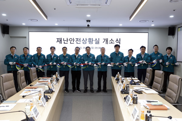 황상하 사장(왼쪽 일곱 번째)을 비롯한 SH공사 관계자들이 ‘스마트 재난안전 관리 시스템’ 구축을 기념해 테이프를 자르고 있다.