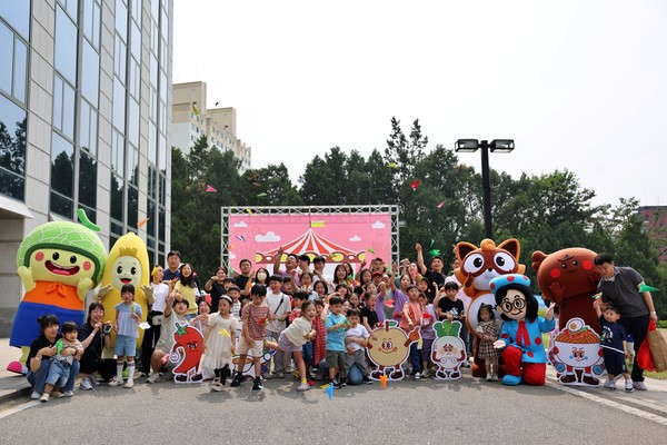 ▲농심 직원 가족초청 행사 패밀리데이에서 종이비행기를 날리고 있다