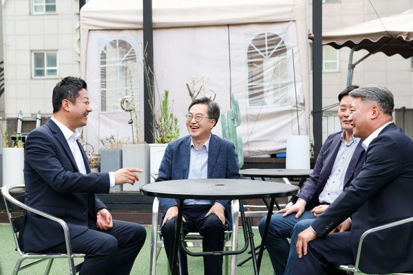 (왼쪽부터)김진경 경기도의회 의장, 김동연 경기도지사, 최종현 경기도의회 더불어민주당 대표, 김정호 국민의 힘  대표