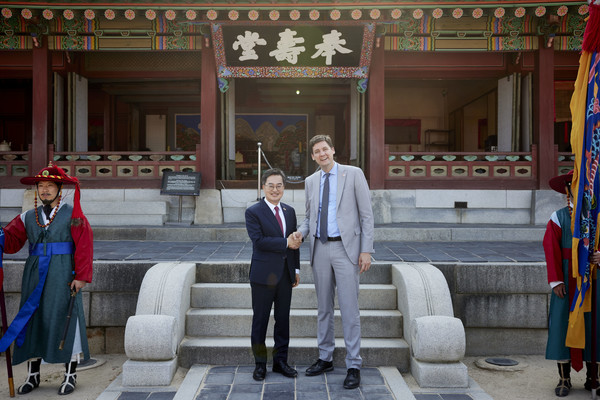 ▲9일 오후 화성행궁에서 김동연 경기도지사와 David Eby BC주 수상이 기념촬영을 하고 있다