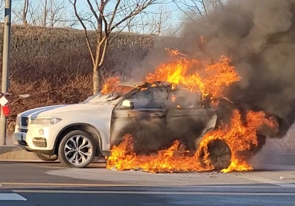▲주행중이던 BMW X6 트렁크 하부에서 스파크가 발생한 뒤 불길이 치솟았다
