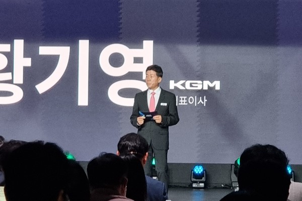 ▲황기영 KG모빌리티 대표이사가 경영 전략을 발표하고 있다