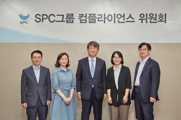 ▲16일 서울 양재동 SPC1945 사옥에서 SPC 컴플라이언스 위원회가 발족식을 갖고 기념촬영을 하고 있다. 이정희 위원, 문은숙 위원, 김지형 위원장, 여연심 위원, 경재형 위원.