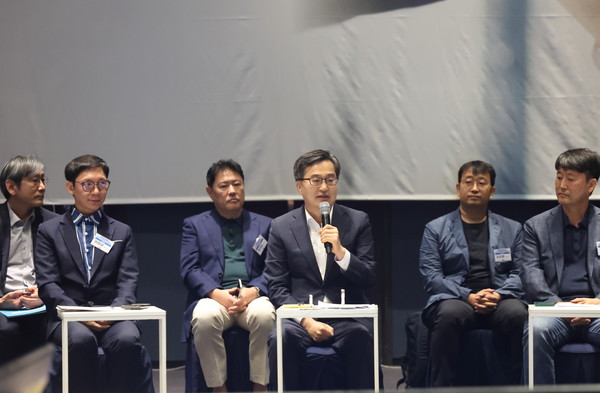 ▲19일 오전 수원 라마다프라자호텔에서 열린 주4.5일제 시범사업 업무협약에서 김동연 경기도지사(가운데)가 인사말을 하고 있다.