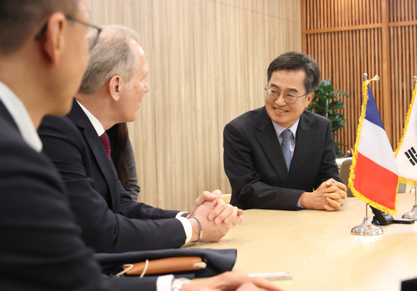 김동연 경기도지사(오른쪽)