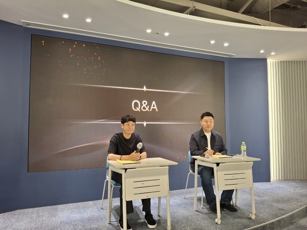 ▲(왼쪽부터) 한재영 스마일게이트 서비스 개발 총괄 이사, 김효재 엔엑쓰쓰리게임즈 PD가 취재진의 질의에 대한 답변을 하고 있다