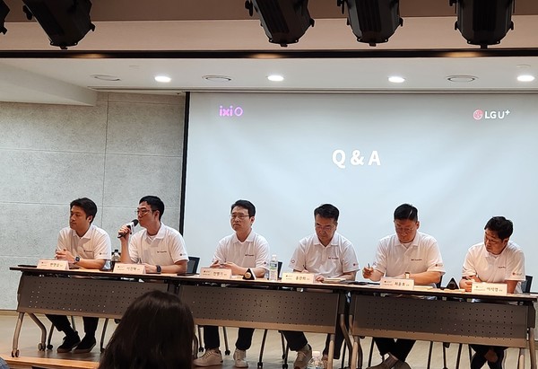 ▲질의응답을 받고 있는 LG유플러스 임원들