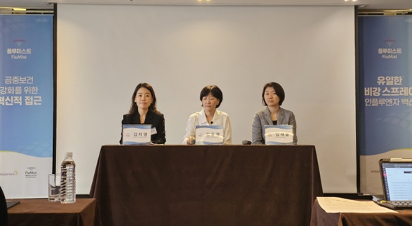 ▲(왼쪽부터) 한국아스트라제네카 호흡기면역사업부 김지영 전무, 김윤경 고려대 안산병원 교수, 아스트라제네카 의학부 임재윤 전무