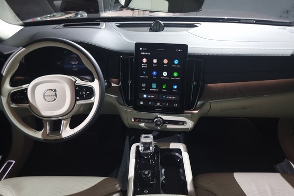 ▲신형 XC90과 S90에는 픽셀 밀도를 21% 높인 11.2인치 독립형 센터 디스플레이를 탑재했다.