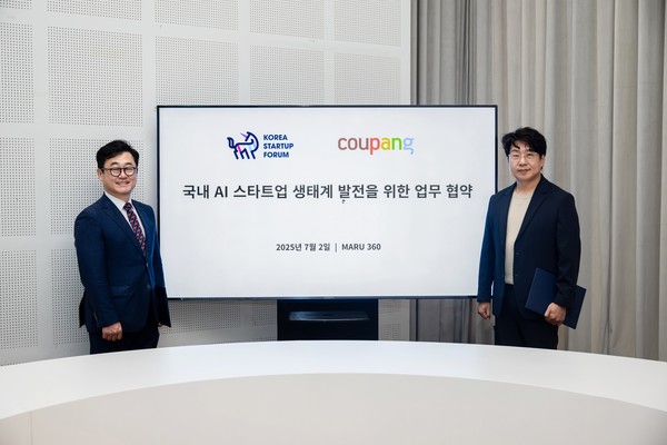 ▲(왼쪽부터) 구태언 코리아스타트업포럼 부의장과 전경수 쿠팡 전무가 업무협약 기념 사진촬영을 하고 있다. 사진=쿠팡