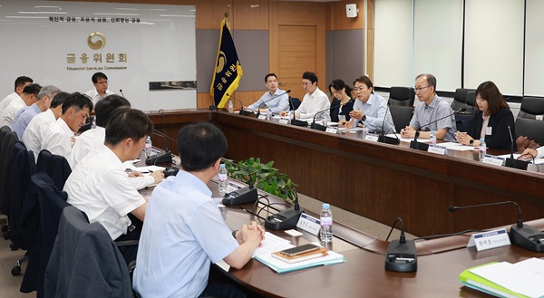 ▲ 권대영 금융위원회 사무처장이 11일 오전에 열린 장기 연체채권 채무조정 프로그램 점검을 위한 전문가 간담회에서 장기 연체채권 채무조정 프로그램 추진 일정 및 홍보계획을 살펴보고 기관별 협조사항, 향후 정책 추진방향 등을 논의했다.