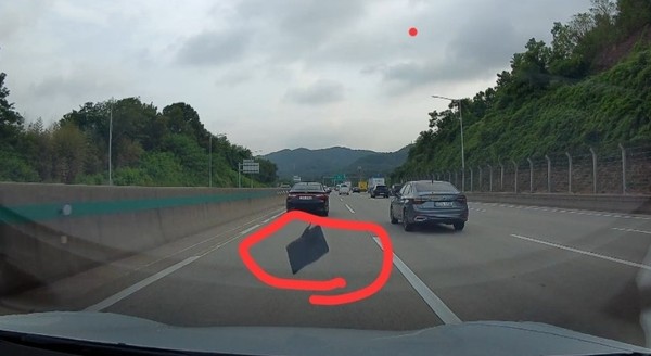 ▲테슬라 동호회 카페에 게재된 낙하물 사고 사례(네이버 카페 캡쳐)