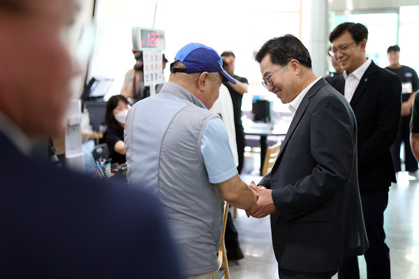 ▲21일 오후 김동연 경기도지사(오른쪽)가 원천동 행정복지센터를 방문해 민생회복 소비쿠폰 현장점검 및 건의사항 등을 청취하고 있다.