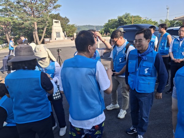 ▲김동연 경기도지사(맨 오른쪽)가 28일 경기도 파주시 2025 통일걷기 행사에 참석해 인사를 나누고 있다.