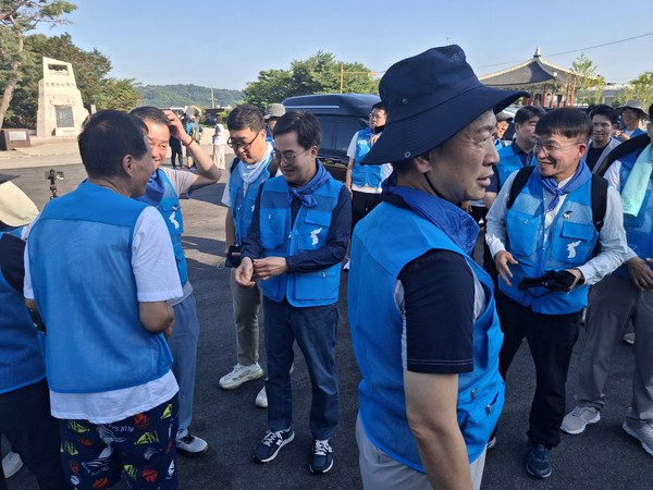 ▲김동연 경기도지사(가운데)가 행사 참가자들과 악수를 나누고 있다.