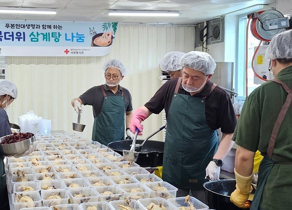 ▲푸본현대생명 자원봉사단이 대한적십자사 서울지사 서부봉사관에서 소외이웃을 위해 ‘삼계탕 나눔’을 실시하고 있다
