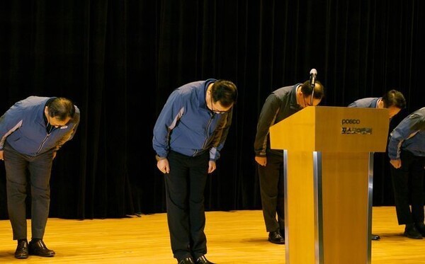 ▲지난달 29일 인천 송도 본사에서 연이은 현장 사망사고와 관련한 담화문 발표에 앞서 관계자들과 사과한 포스코이앤씨 정희민 대표