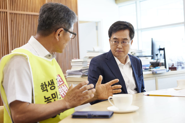 ▲7일 오전 경기도청 집무실에서 김동연 경기도지사(오른쪽)와 공동대책위 참여단체 대표단이 교육청의 학교급식 식재료 구매방식 변경 관련 반대의견 전달을 위한 시민사회단체 공동대책위 참여단체 대표단 간담회를 하고 있다.
