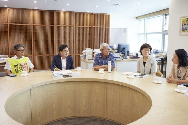 ▲7일 오전 경기도청 집무실에서 김동연 경기도지사(왼쪽 두번째)와 공동대책위 참여단체 대표단이 교육청의 학교급식 식재료 구매방식 변경 관련 반대의견 전달을 위한 시민사회단체 공동대책위 참여단체 대표단 간담회를 하고 있다.