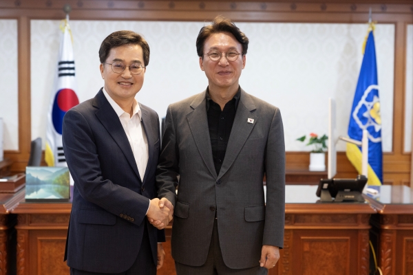 ▲7일 오후 정부서울청사 국무총리실에서 김동연 경기도지사(왼쪽)가 김민석 국무총리와 기념촬영을 하고 있다.