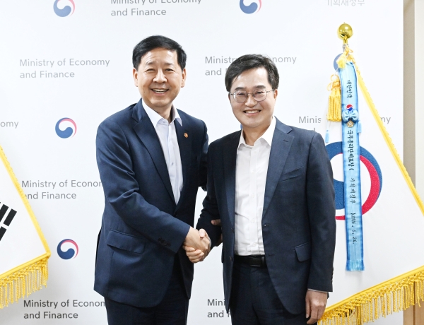 ▲7일 오후 정부서울청사 경제부총리실에서 김동연 경기도지사(오른쪽)가 구윤철 경제부총리와 기념촬영을 하고 있다.