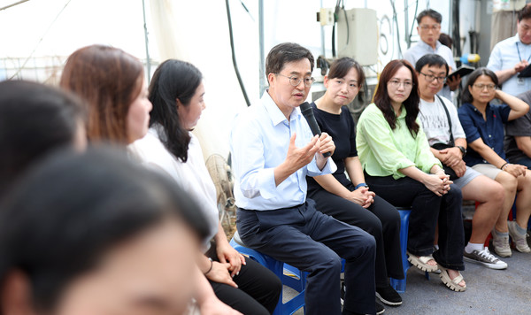 ▲13일 오후 김동연 경기도지사가 친환경 농산물 운영현황 및 생산체험, 관계자 간담회에서 인사말을 하고 있다.