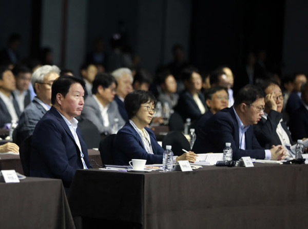 ▲최태원 SK 회장이 18일 서울 광진구 워커힐 호텔에서 열린 ‘이천포럼 2025’에 참석하고 있다. 사진 왼쪽부터 최태원 회장, 김선희 SK㈜ 이사회 의장, 최재원 SK 수석부회장, 김용학 SK텔레콤 이사회 의장. 사진=SK