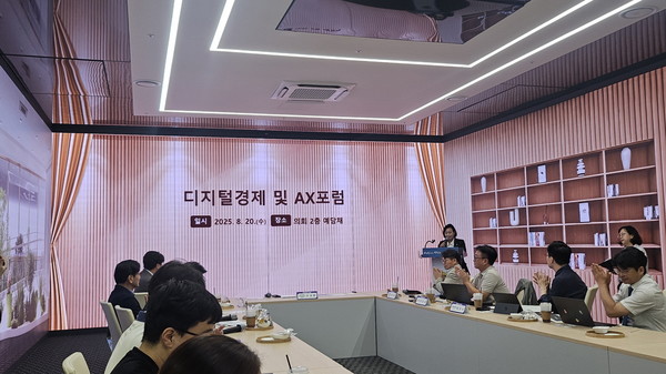 ▲정윤경 경기도의회 부의장이 단상에 서서 축사를 하고 있다