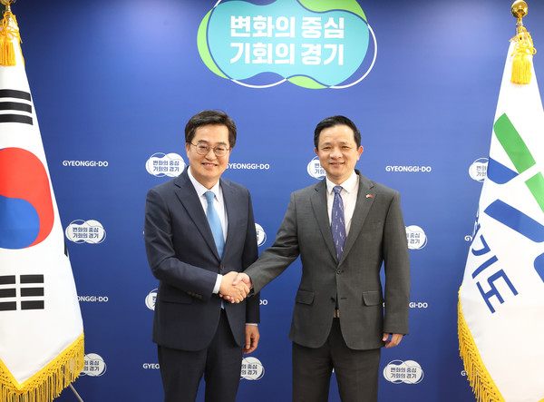 ▲21일 오후 김동연 도지사가 서울 중앙협력본부에서 다이빙 주한 중국대사와 기념촬영을 하고있다.