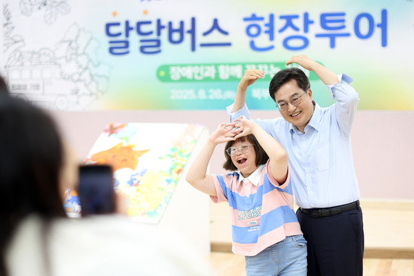 ▲장애 아동들과 함께 포즈를 취하는 김동연 경기도지사(오른쪽)