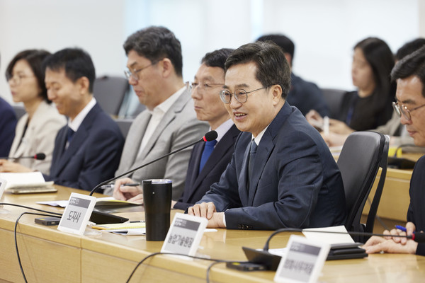▲5일 오전 경기도청 율곡홀에서 열린 경기도청 제7차 단체교섭 상견례에서 김동연 경기도지사(오른쪽 두번째)가 인사말을 하고 있다.