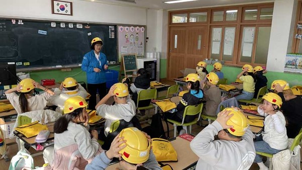▲경안전모 이용 방법과 교육을 진행하는 현대건설 임직원
