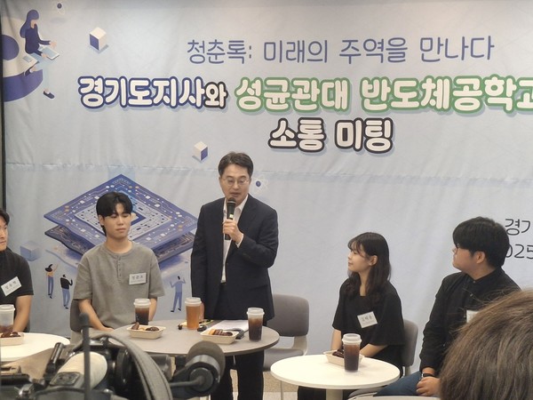 ▲김동연 경기도지사(왼쪽 두번째)가 성균관대에 방문해 실내현장에서 인사말하고 있다
