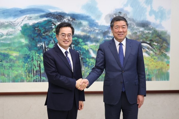 ▲2023년 중국 베이징을 방문한 (왼쪽부터)김동연 지사가 허리평 중국 부총리와 함께 기념사진을 촬영하고 있다.