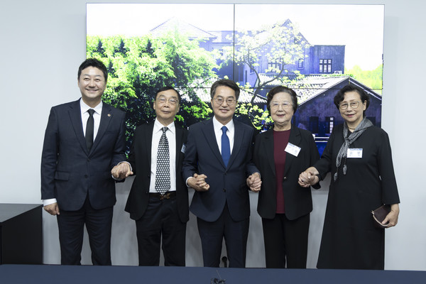 ▲23일 오전 중국 충칭 대한민국 임시정부에서 김동연 경기도지사(가운데)가 독립운동가 후손과 간담 후 기념촬영을 하고 있다.