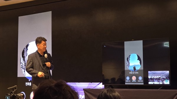 ▲25일 개최된 LG 이지 TV 간담회에서 박형세 LG전자 MS사업본부장(사장)이 영상통화 기능을 시현하고 있다.