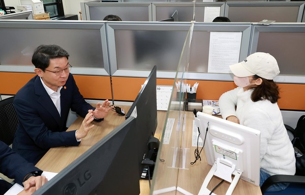 ▲이억원 금융위원장이 23일 오전 서울 중구 중앙 서민금융통합지원센터에 방문해 상담현장을 둘러보며 현장 상담원들의 생생한 목소리를 듣고 현행 제도의 개선 방향에 대해 논의했다.