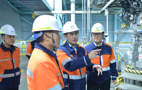 ▲최윤범 고려아연 회장(오른쪽 두 번째)이 생산시설을 점검하고 있다