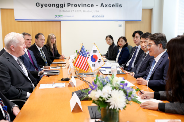 ▲현지시간 27일 오후 미국 보스톤 엑셀리스 본사에서 열린 투자유치 간담회에서 김동연 경기도지사(오른쪽 두번째)가 러셀 로우 CEO등과 환담을 하고 있다