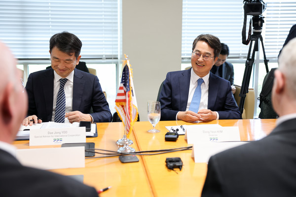 ▲현지시간 27일 오후 미국 보스톤 엑셀리스사에서 열린 투자유치 간담회에서 김동연 경기도지사(오른쪽)가 환담을 하고 있다