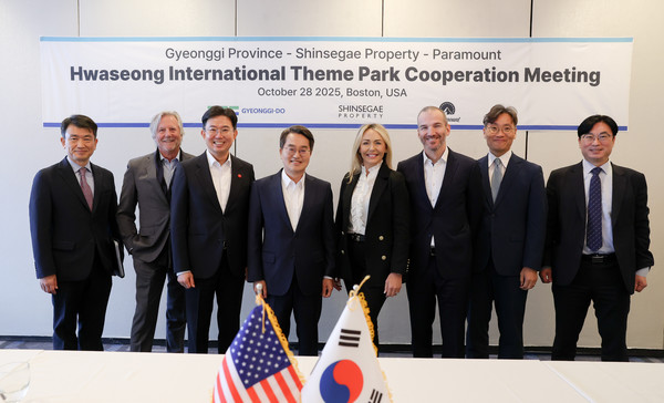 ▲현지시간 28일 오전 김동연 경기도지사(왼쪽 네번째)가 경기 서해안 관광벨트 거점으로 세계적 수준의 화성 국제테마파크 조성 본격화를 위해 관계자들과 회담을 마치고 기념촬영을 하고있다.