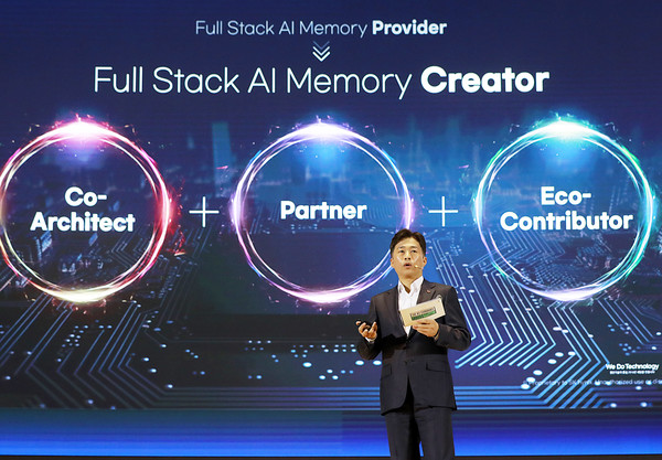 ▲곽노정 SK하이닉스 대표가 3일 서울 삼성동 코엑스에서 열린 ‘SK AI 서밋 2025’에서 기조연설을 진행하고 있다.