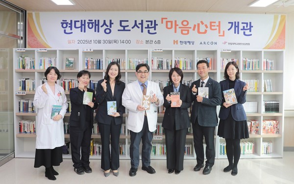 ▲현대해상이 지난 30일 경기도 화성시에 위치한 한림대학교동탄성심병원에서 병원 및 현대해상 관계자들과 기념 사진을 촬영하고 있다